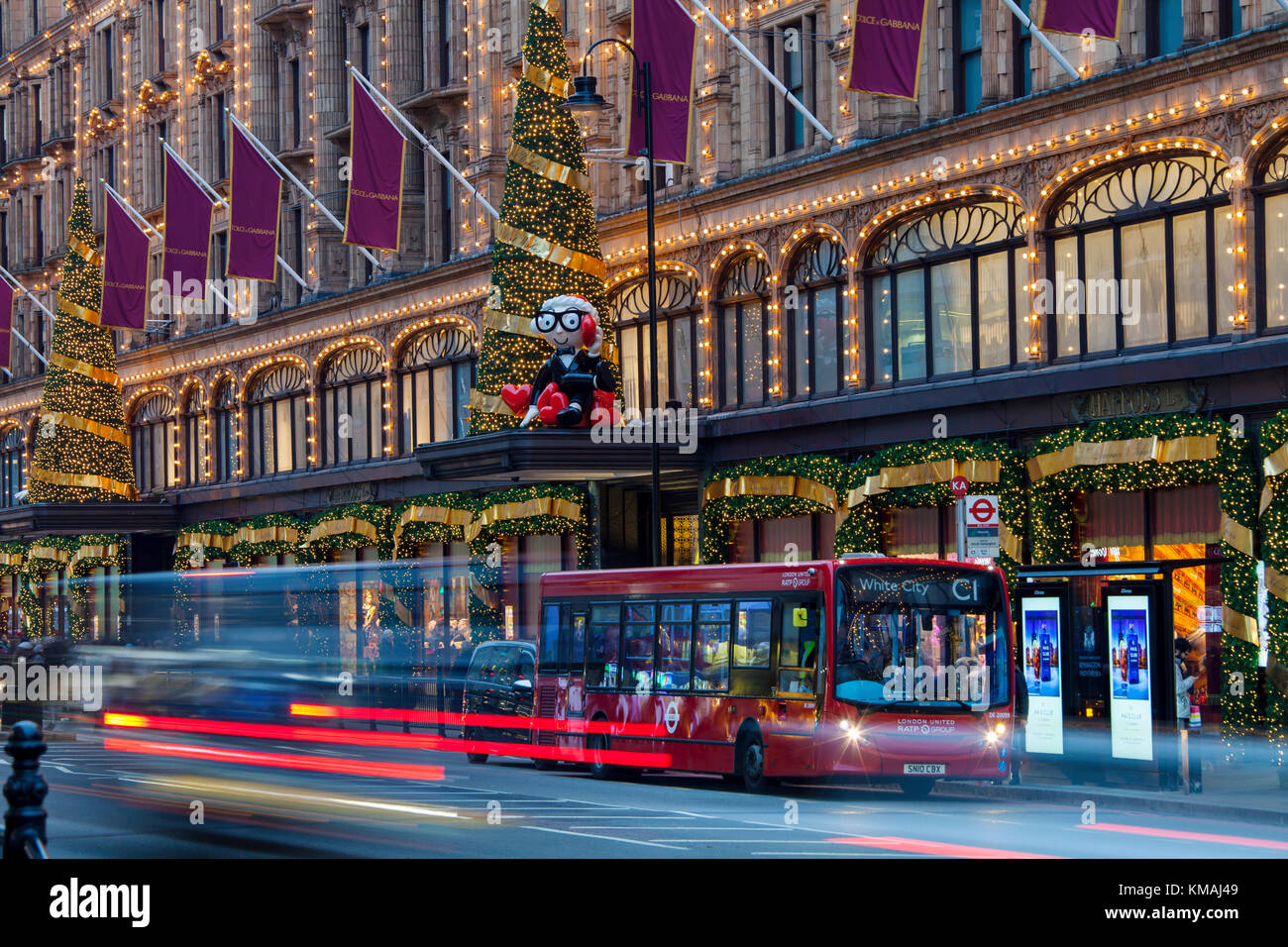 London, Regno Unito - 4 dicembre 2017: Harrods, il più famoso negozio di Londra viene decorata per la stagione festiva. Foto Stock