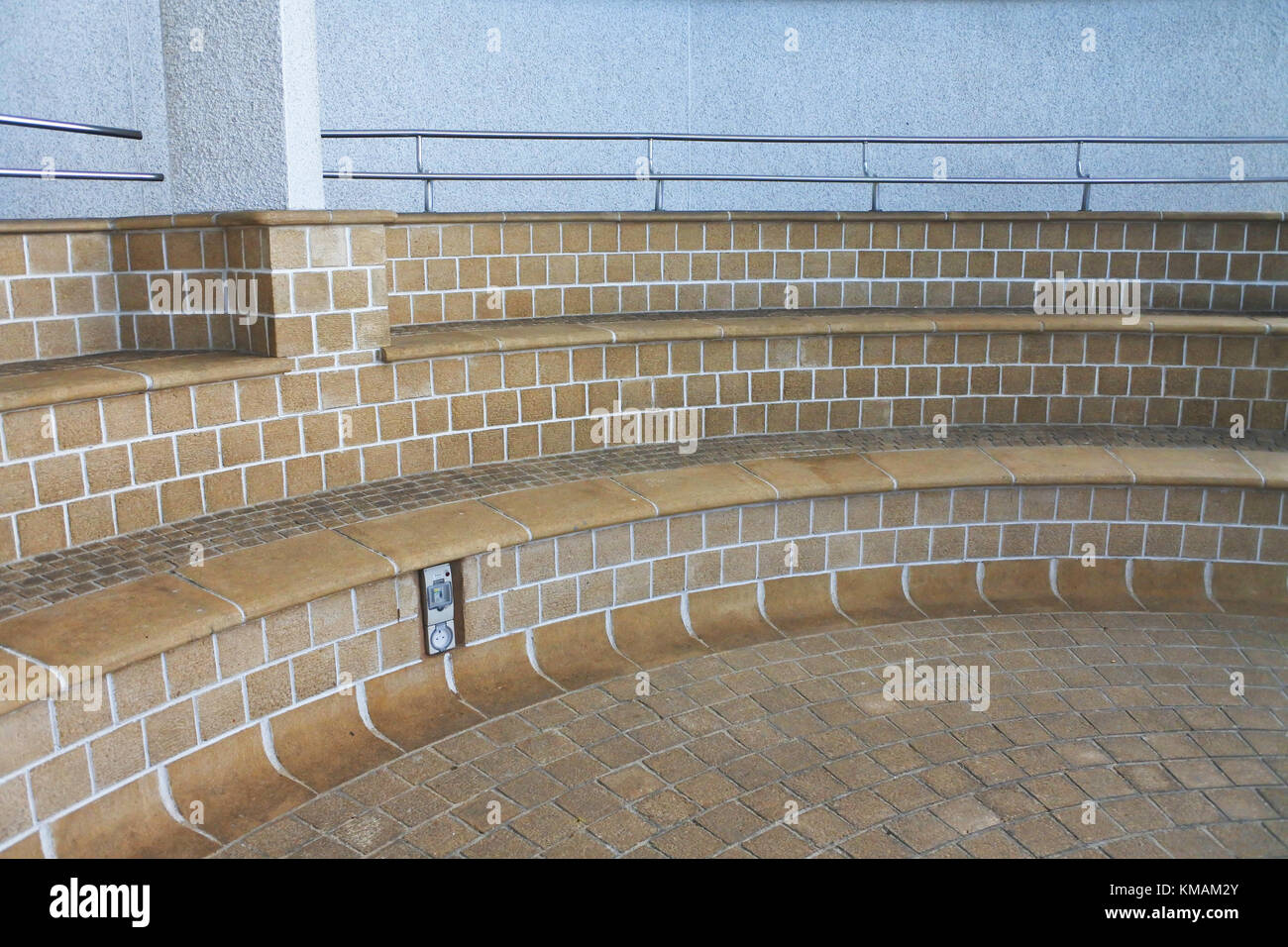 Area salotto esterna all'esterno dell'entrata di Tate, St. Ives, Cornovaglia, Regno Unito - John Gollop Foto Stock