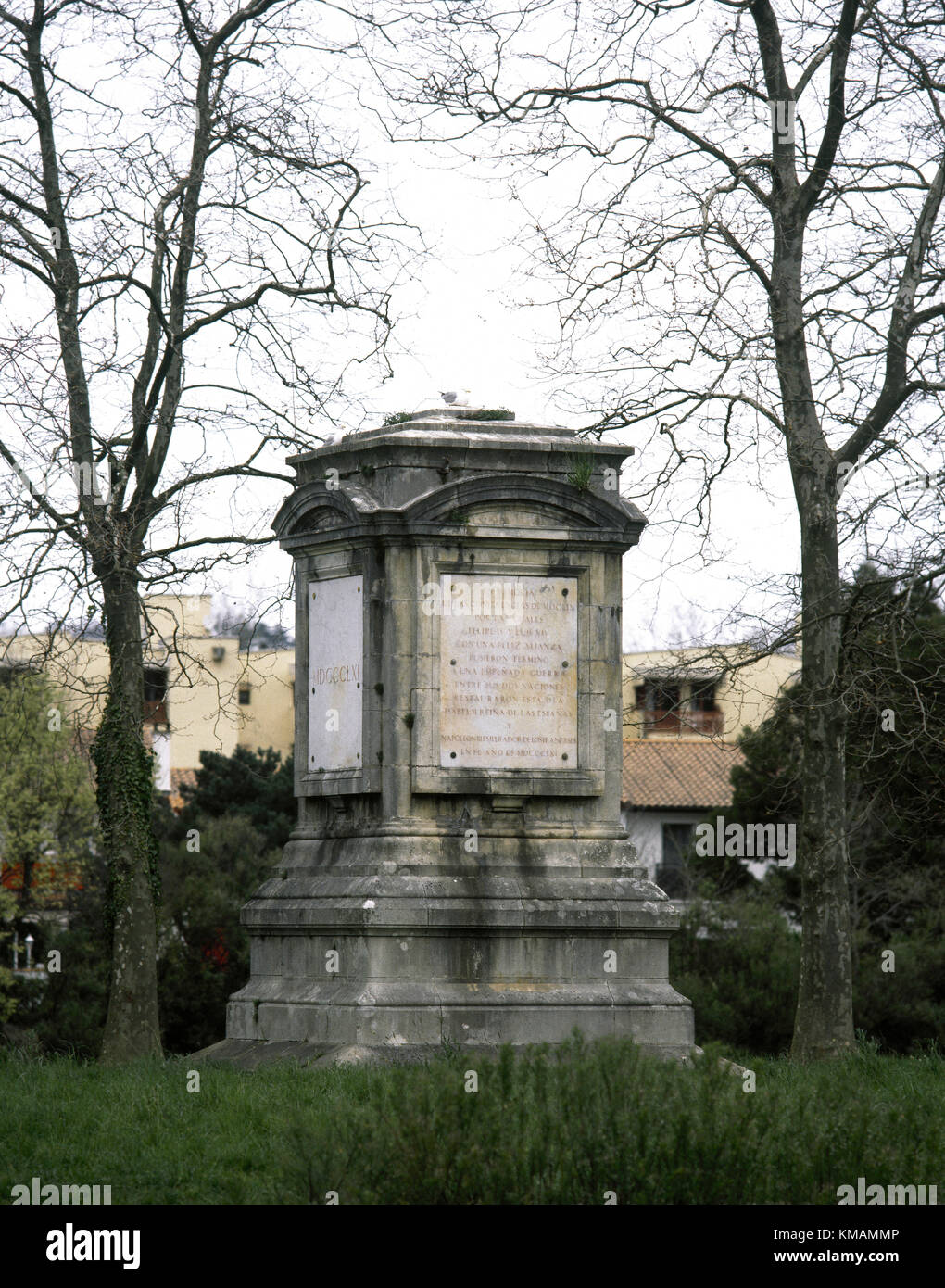 Spagna Paesi Baschi. pheasant isola. monolito costruito nel centro isola per commemorare de meeting dove il trattato dei Pirenei è stata negoziata in 1659. Foto Stock