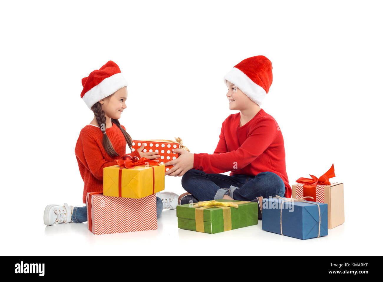 Fratelli con i regali di natale Foto stock - Alamy