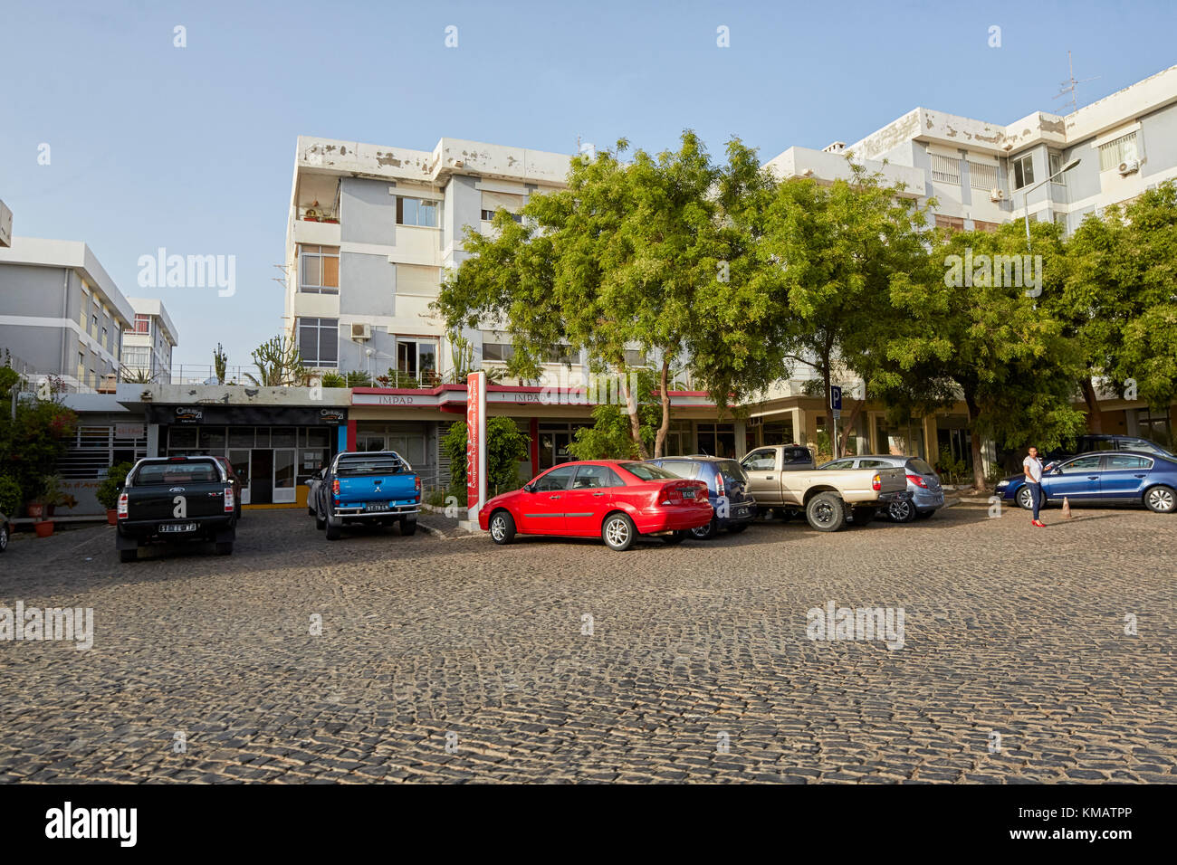 Auto parcheggiata di fronte degli edifici commerciali in Praia, Santiago, Capo Verde (Cabo Verde), Africa Foto Stock