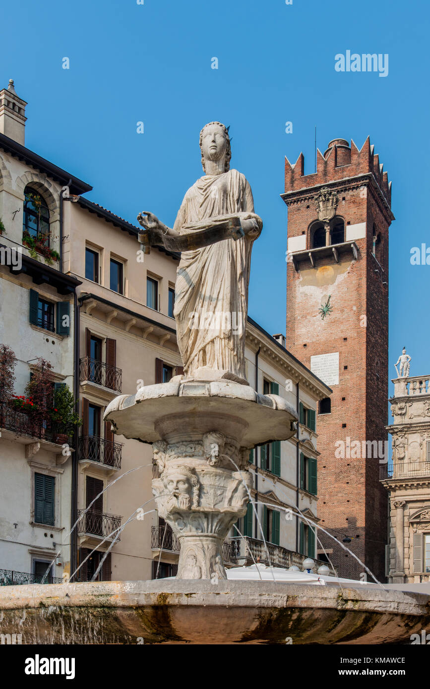 Madonna Verona fontana di Piazza Piazza delle Erbe, Verona, Veneto, Italia Foto Stock