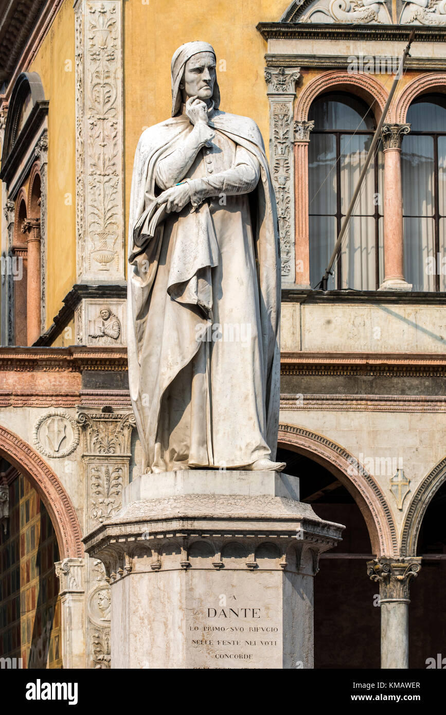 Statua di Dante Alighieri, il grande poeta italiano in Piazza Piazza dei Signori, Verona, Veneto, Italia Foto Stock