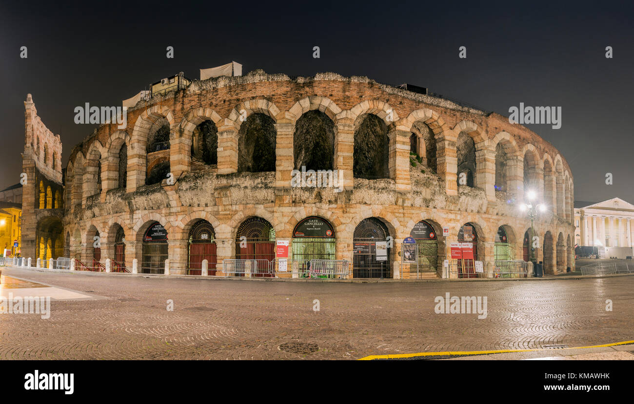 Vista notturna di Arena di Verona, Verona, Veneto, Italia Foto Stock