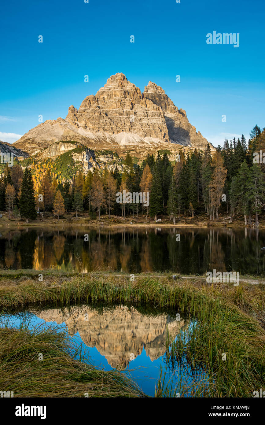 Lago d'Antorno con Tre Cime di Lavaredo gruppo montuoso si riflette nelle sue acque, Misurina, Veneto, Italia Foto Stock