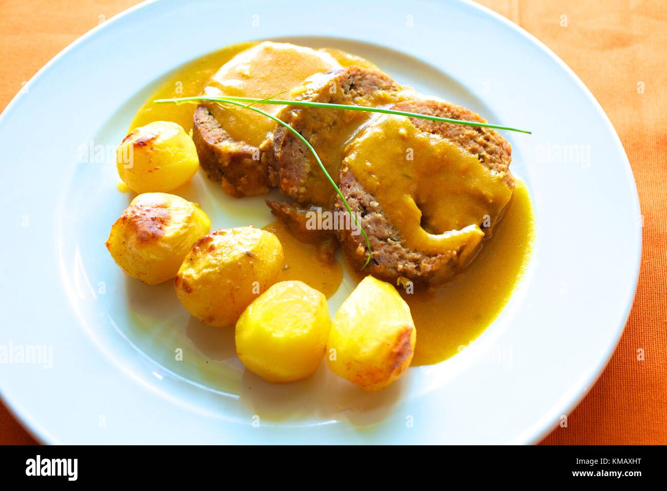 Il portoghese Rotolo di carne ripieno con carne di maiale affumicata salsiccia, Algarve Orientale, Algarve, Portogallo, Europa Foto Stock