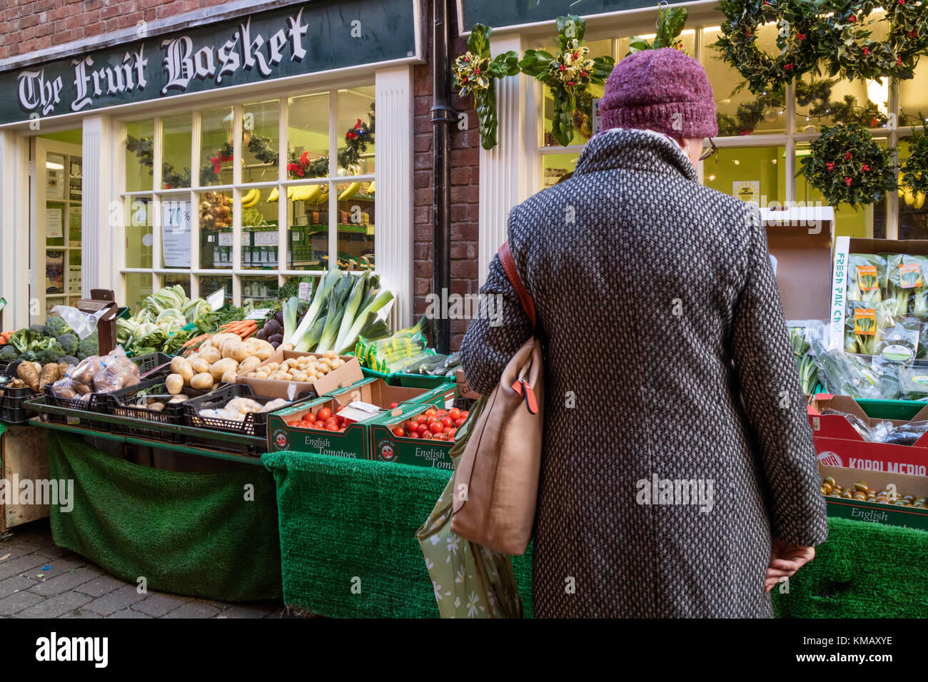 Un dispositivo indipendente di frutta e verdura in negozio Ludlow, Shropshire, Inghilterra, Regno Unito Foto Stock