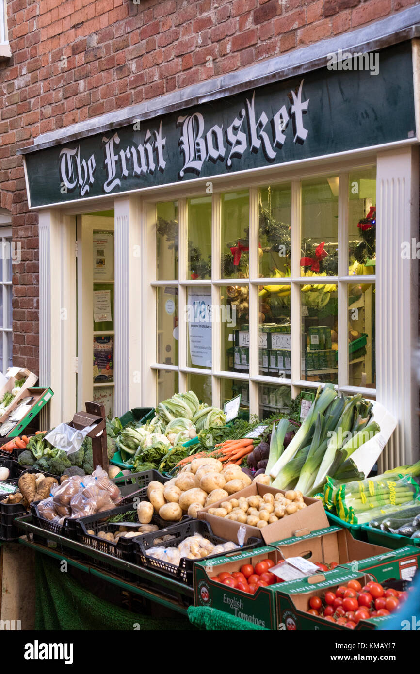 Un dispositivo indipendente di frutta e verdura in negozio Ludlow, Shropshire, Inghilterra, Regno Unito Foto Stock