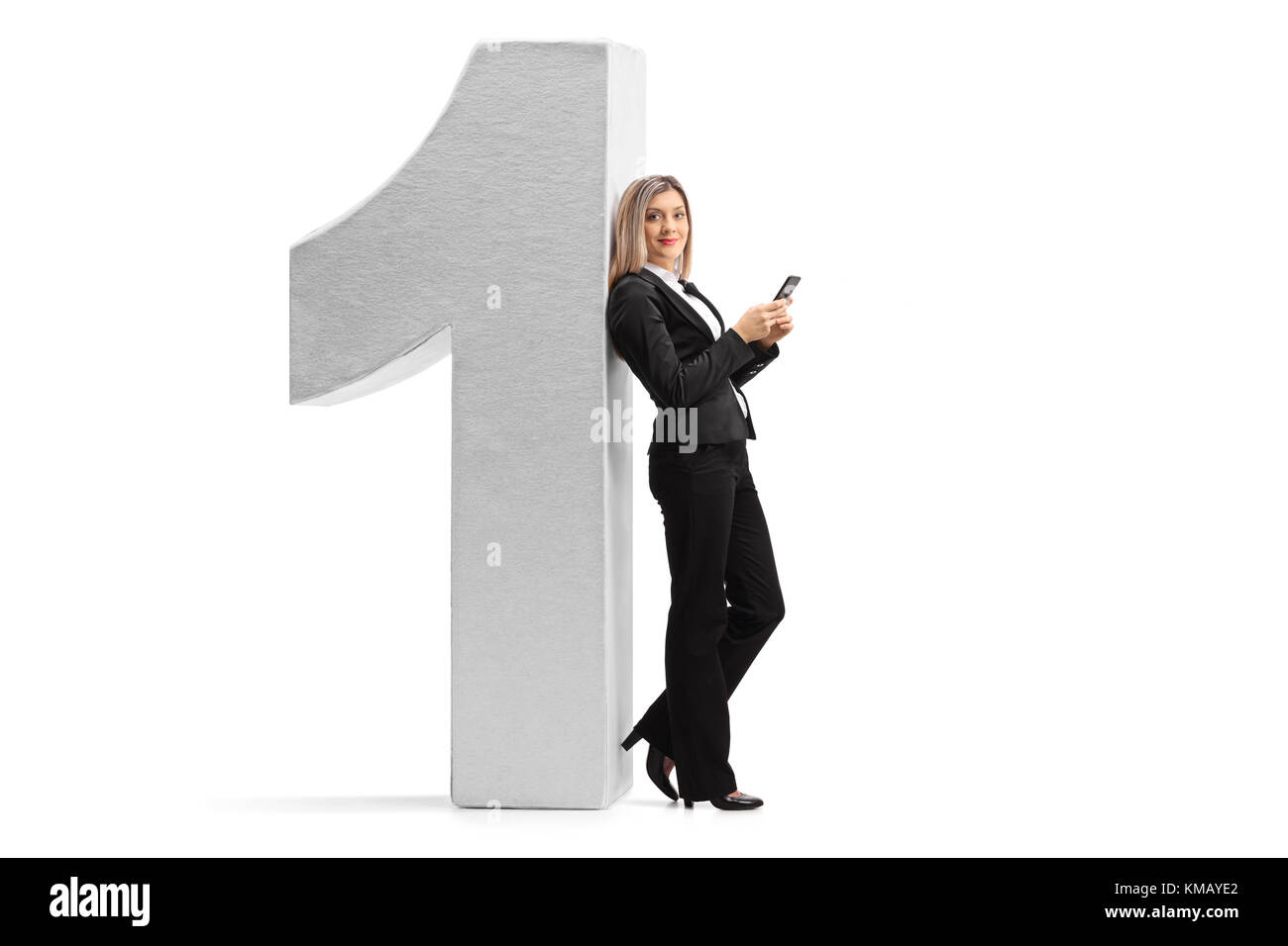 A piena lunghezza Ritratto di un formalmente vestiti donna con un telefono appoggiato contro un numero di cartone uno isolato su sfondo bianco Foto Stock
