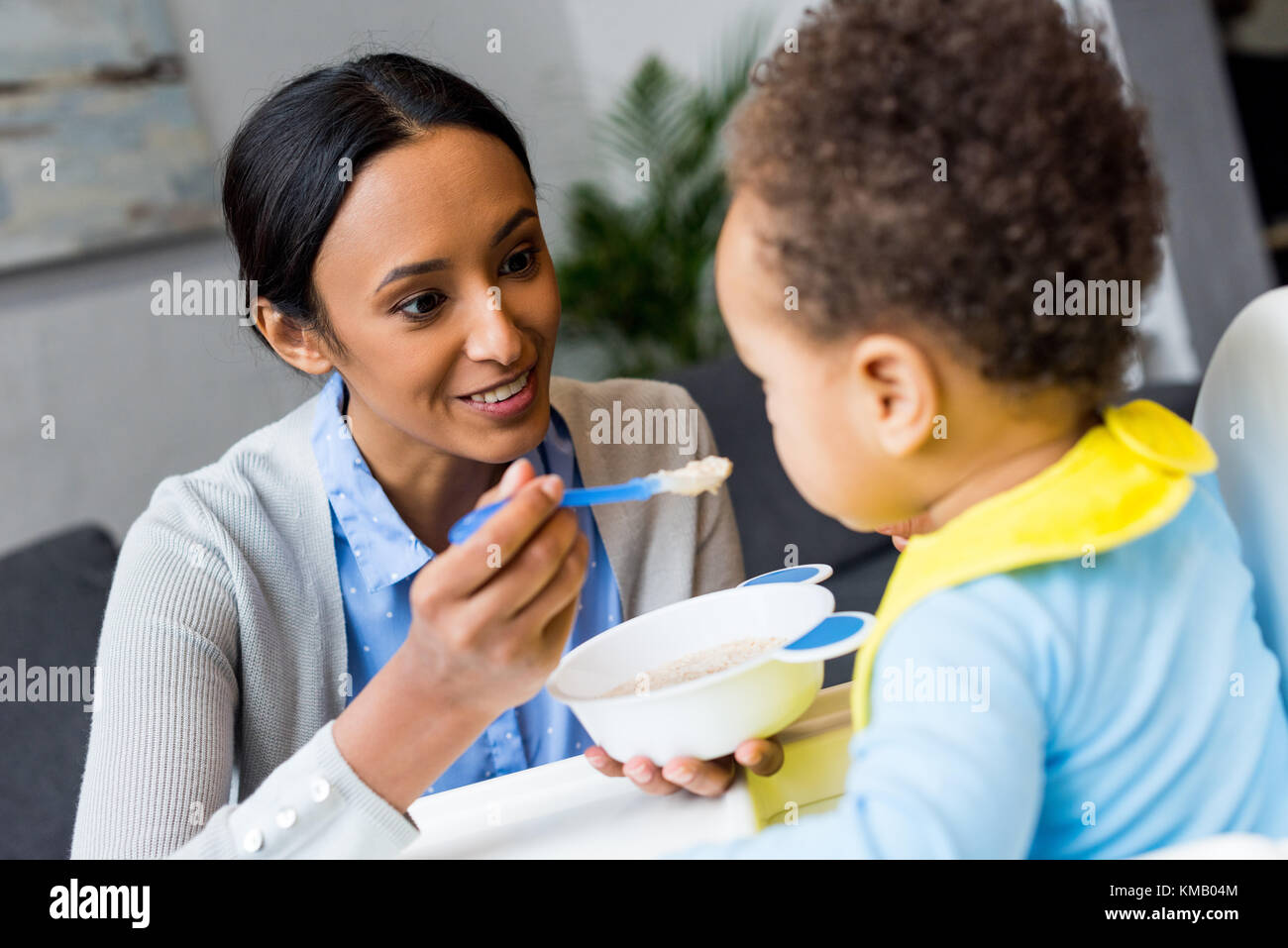 African American madre del bambino di alimentazione Foto Stock