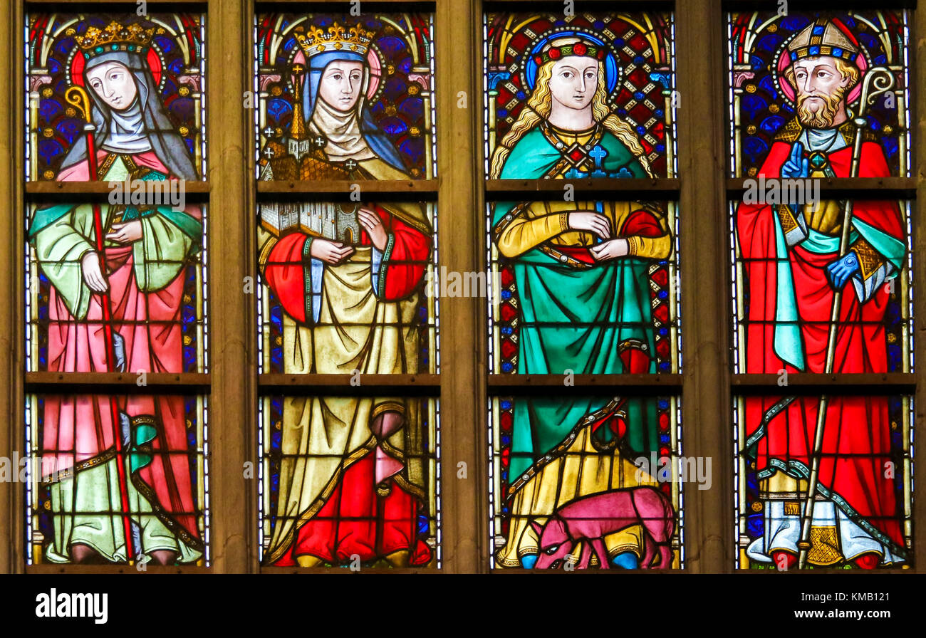 Finestra di vetro colorato nella cattedrale di Saint Bavo a Gand, Fiandre, in Belgio, raffiguranti santi cattolici Foto Stock