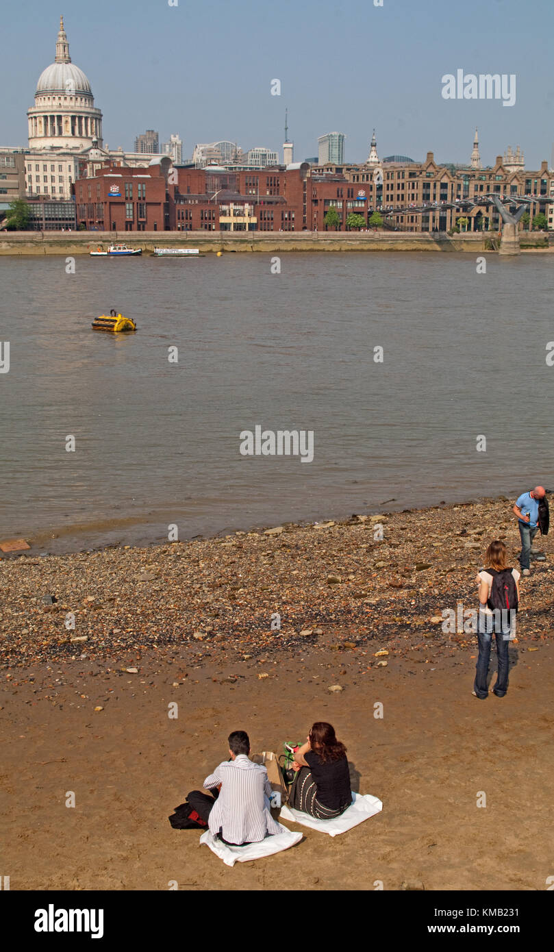 Londra, fiume Tamigi beach, Inghilterra; la cattedrale di St Paul Foto Stock