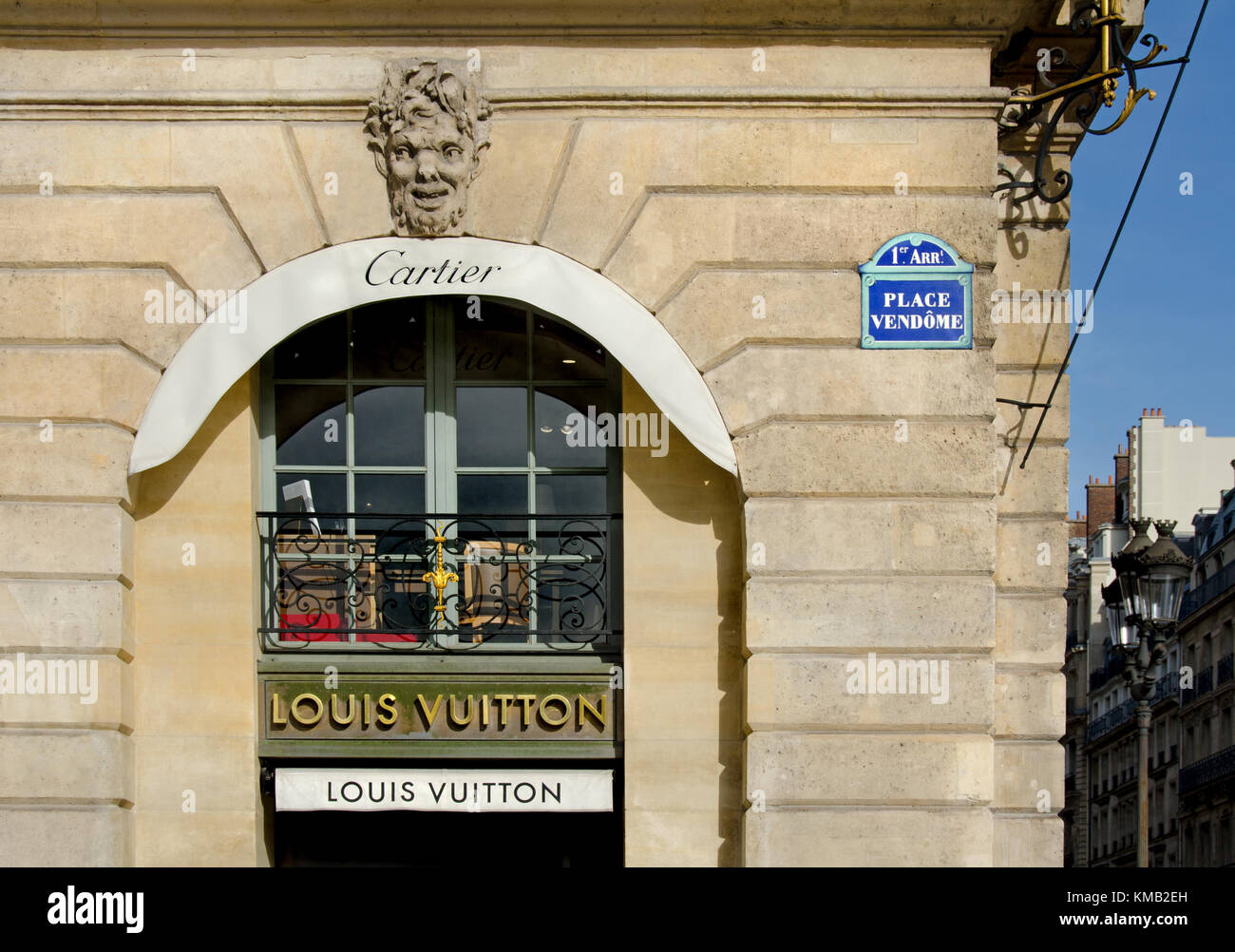 Parigi, Francia. Place Vendome (1st Arr): Louis Vuitton shop window al n° 23 Foto Stock