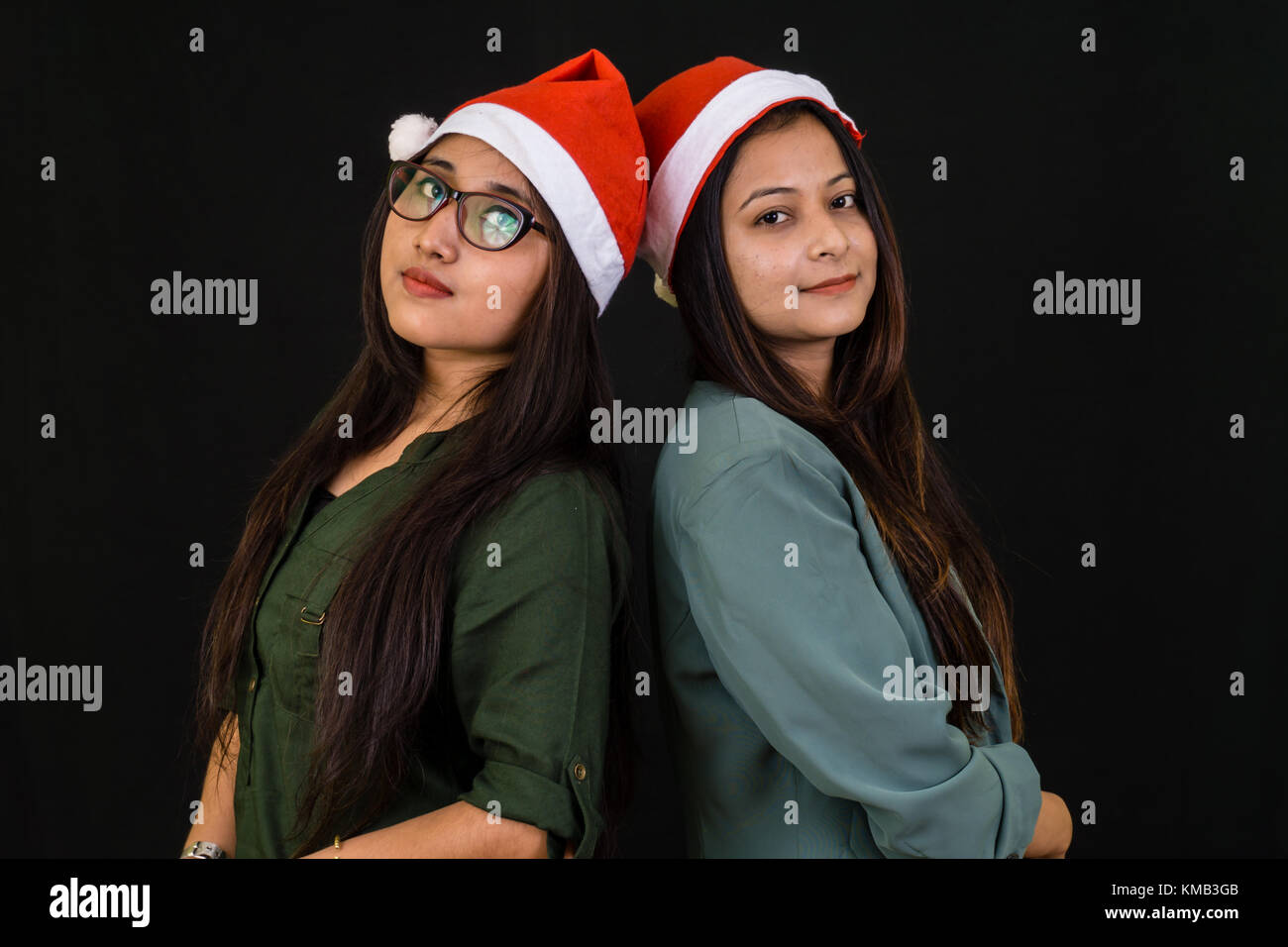 Le ragazze nel cappello di Natale in piedi. Foto Stock