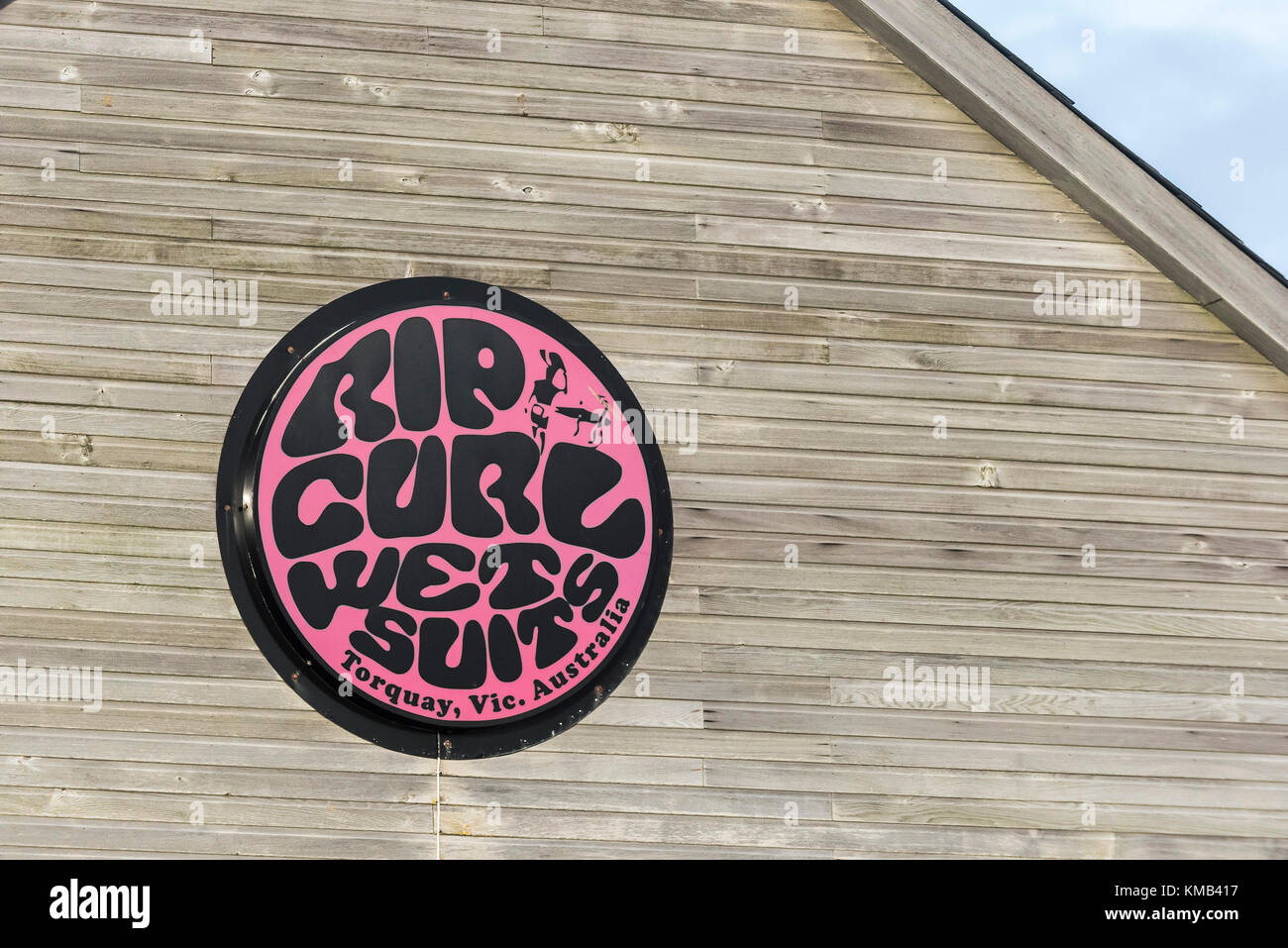 RIP Curl - un segno per le mute bagnate RIP Curl sul lato di un edificio a Fistral Newquay Cornwall UK. Foto Stock