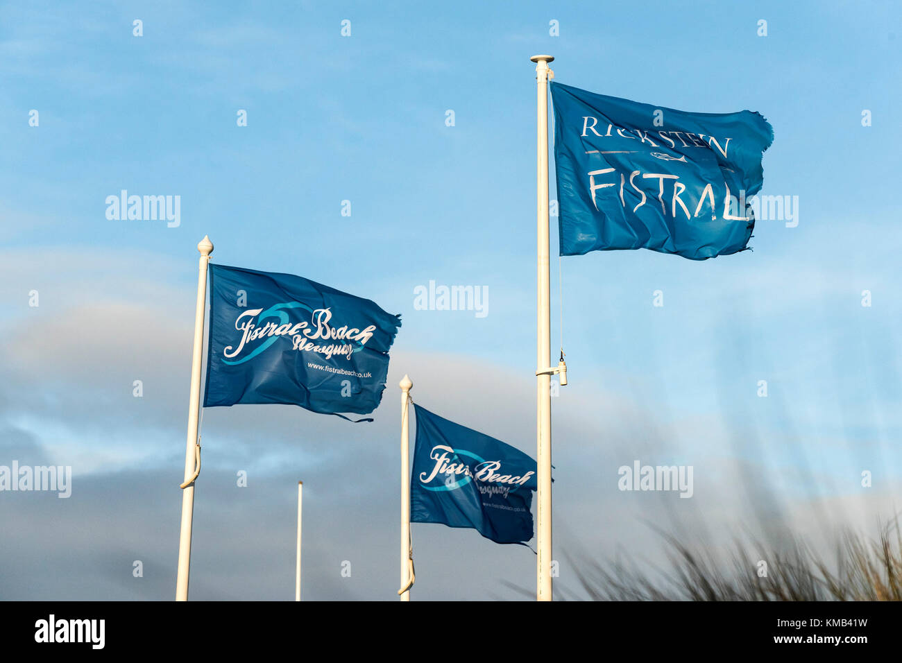 Bandiere che pubblicizzano Rick Stein e Fistral Beach a Newquay Cornwall UK. Foto Stock