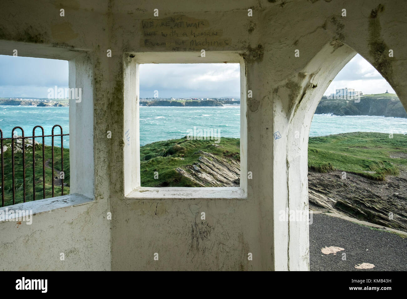 Una vista della costa di Newquay vista dall'interno del rifugio sulla punta di Towan Newquay Cornwall. Foto Stock