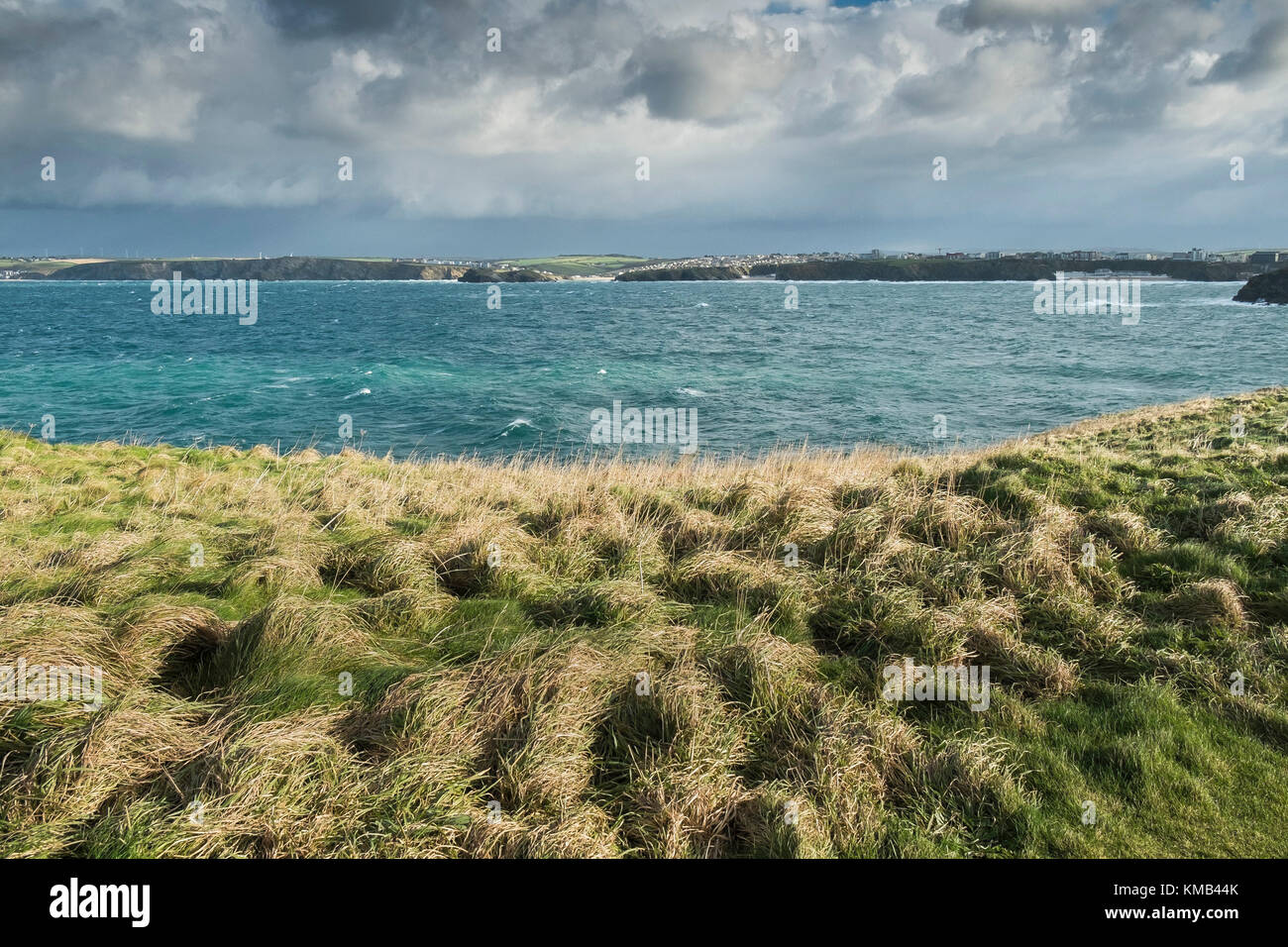 Tempo in Gran Bretagna - tempo nuvoloso che si avvicina a Newquay sulla costa nord della Cornovaglia. Foto Stock