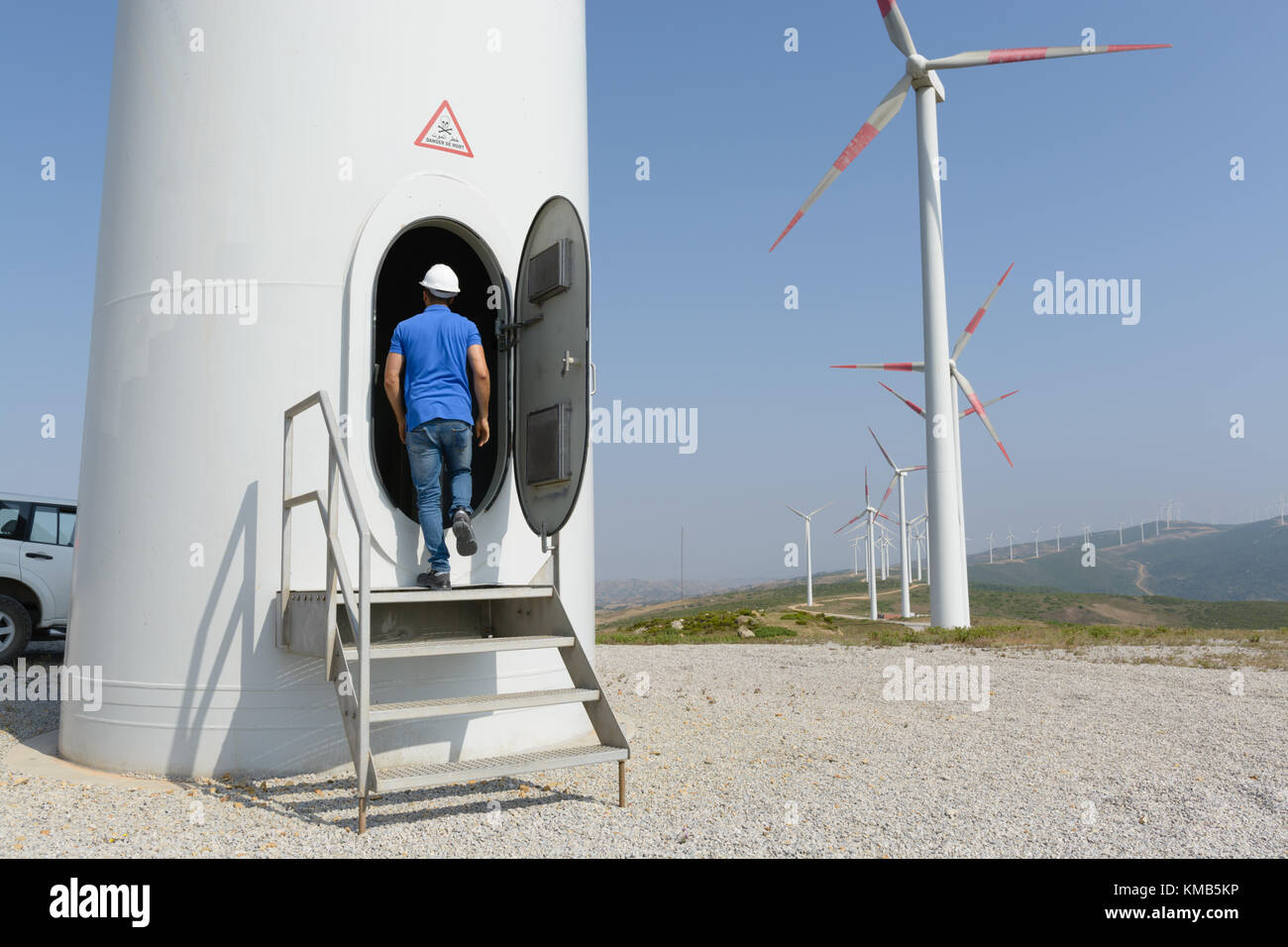 Ingegnere apertura di una turbina eolica per la manutenzione Foto Stock Ingegnere apertura di una turbina eolica per la manutenzione Foto Stock