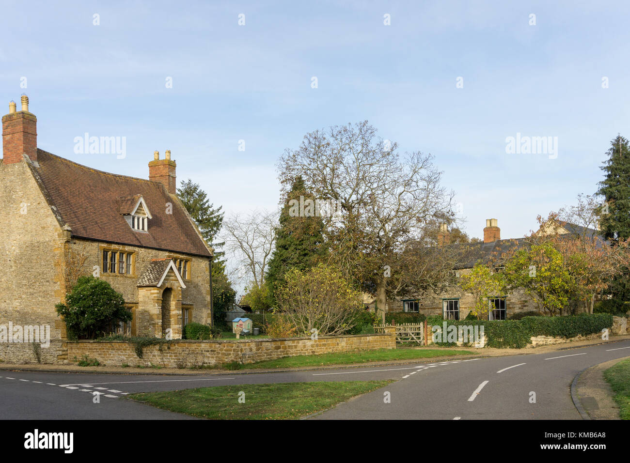 Case di pietra intorno al crocevia nel grazioso villaggio di Northamptonshire di Cresent, REGNO UNITO Foto Stock