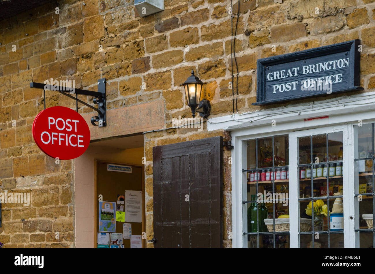 Facciata del Great Brington Store, off-license and Sub Post Office, Northamptonshire, Regno Unito: Occupa un tradizionale edificio in pietra. Foto Stock