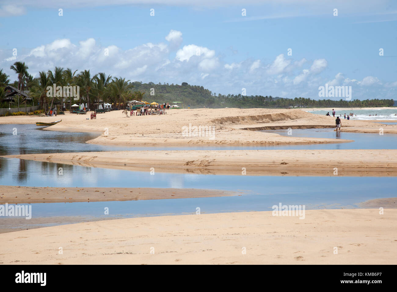 La spiaggia in Trancoso, una cittadina che ha girato da hippie a jetset ritrovo nello stato brasiliano di Bahia. Foto Stock