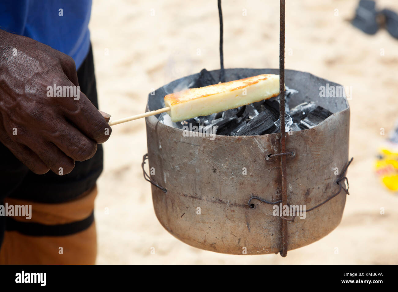 Queijo Coalho Grelhado: kebabed coalho formaggio alla griglia su secchielli riempiti con carbone caldo, un beach snack in Trancoso nello stato di Bahia, in Brasile. Foto Stock