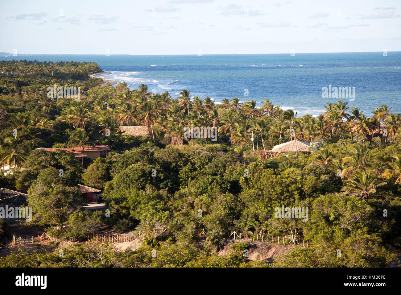 La spiaggia in Trancoso, una cittadina che ha girato da hippie a jetset ritrovo nello stato brasiliano di Bahia. Foto Stock