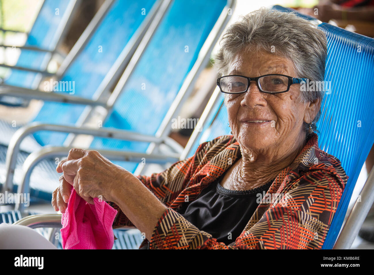 Donna cubana in un momento di relax a un Anziano Struttura di cura o Nursing Home in Cienfuego, Cuba Foto Stock