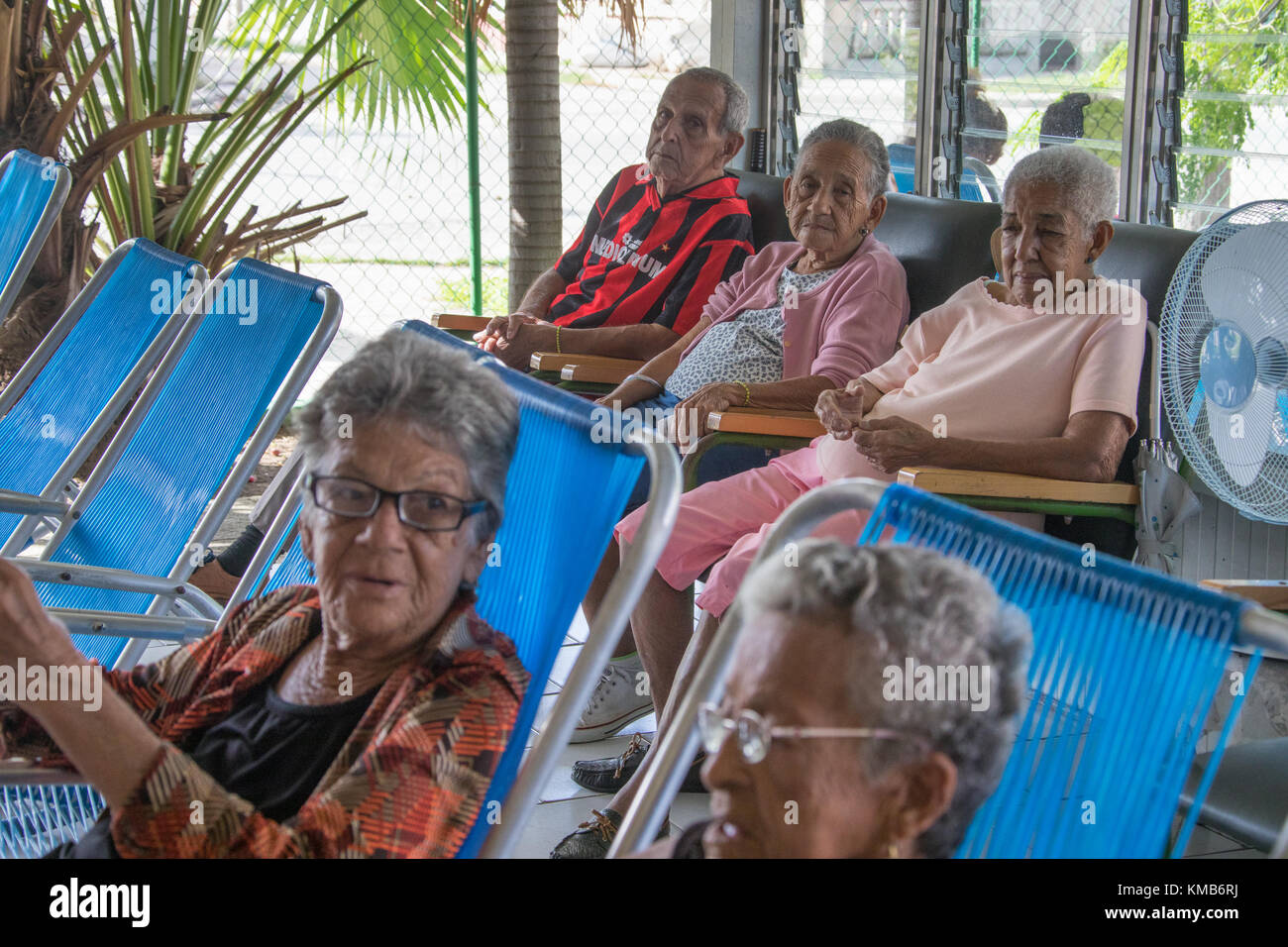 Donne cubane di relax presso un anziano Struttura di cura o Nursing Home in Cienfuego, Cuba Foto Stock