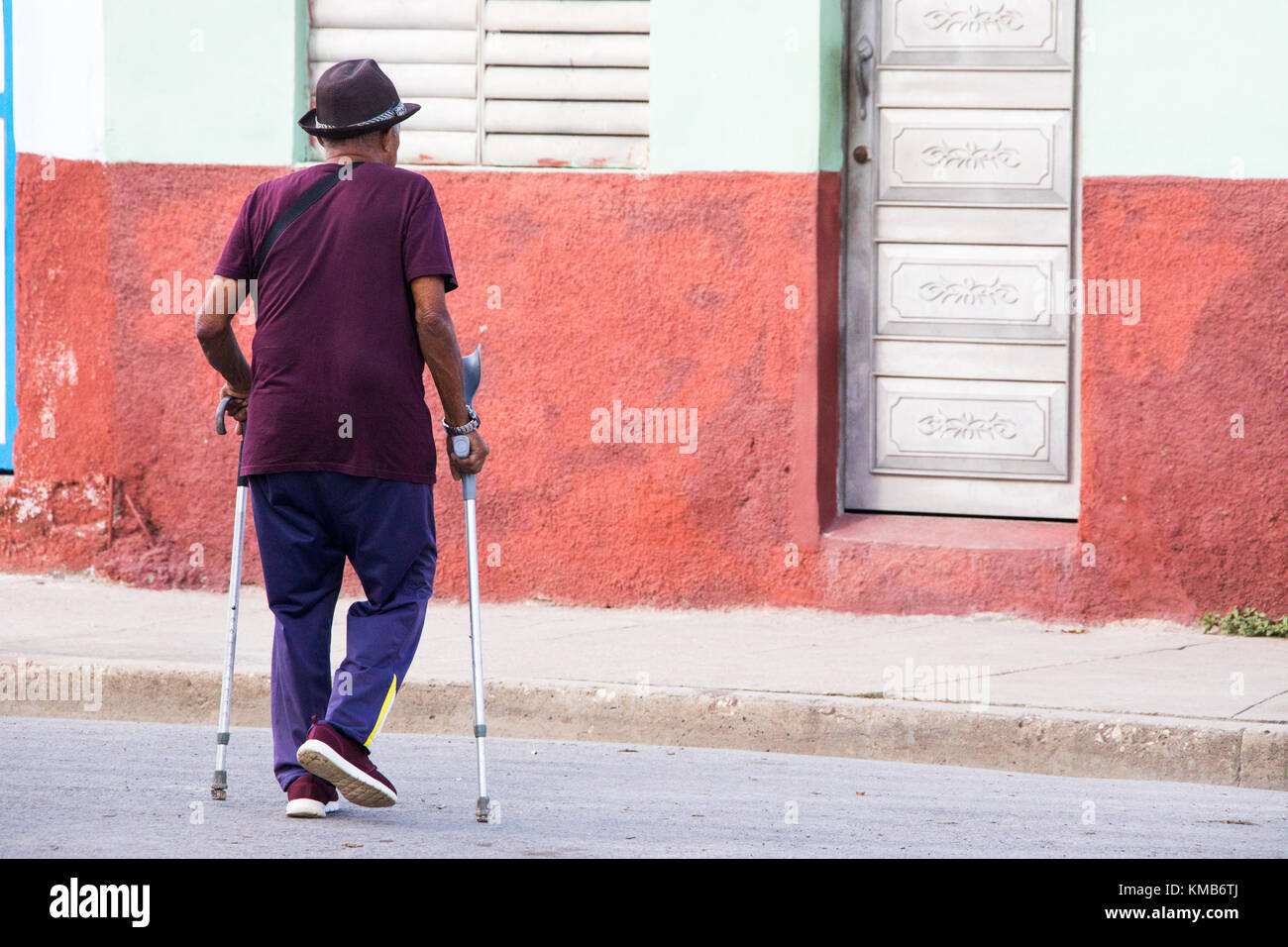 Cubano Eldelry uomo a camminare con assistenza medica bastoni da passeggio, Cienfuegos, Cuba Foto Stock