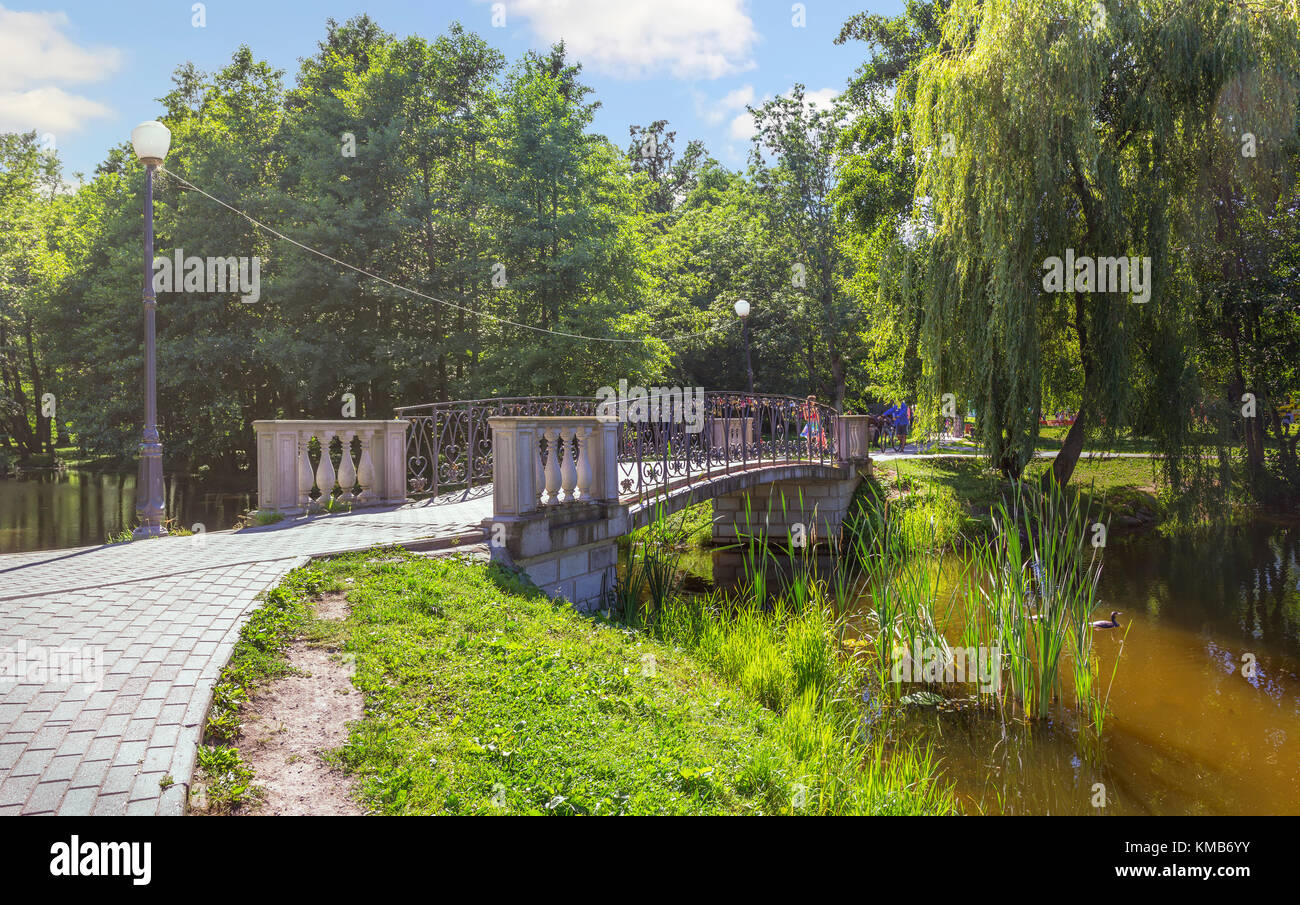 Il ponte sul laghetto Tortilin. Zelenogradsk, la regione di Kaliningrad regio Foto Stock