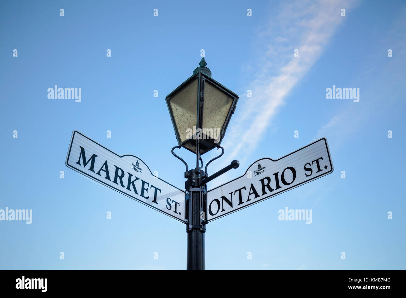 Una lampada posta la visualizzazione di indicazioni stradali all'intersezione di Market Street e Ontario Street a Kingston, Ontario, Canada. Foto Stock