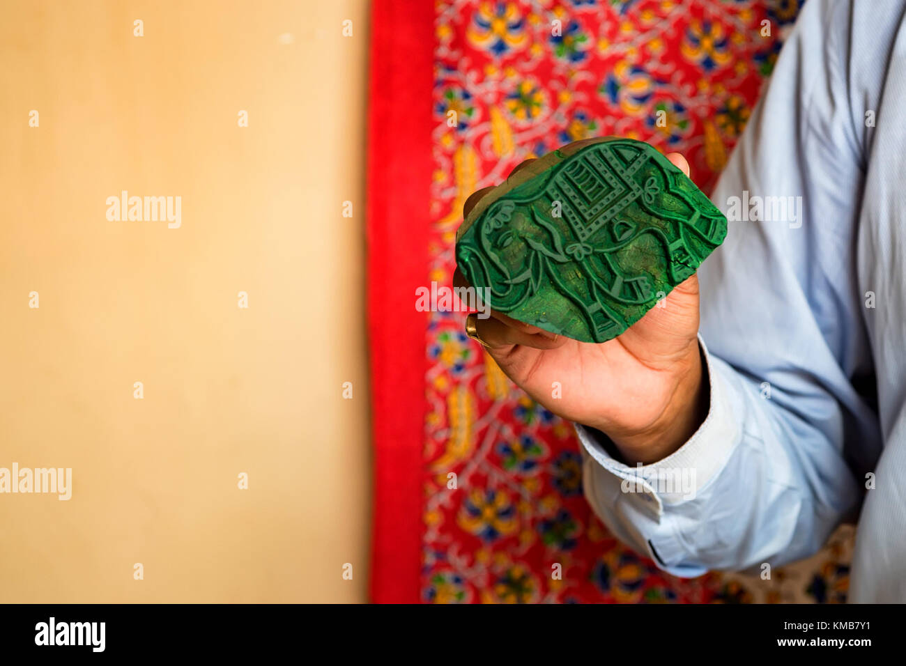 Mano trattiene il timbro per la tintura del tessuto Foto Stock