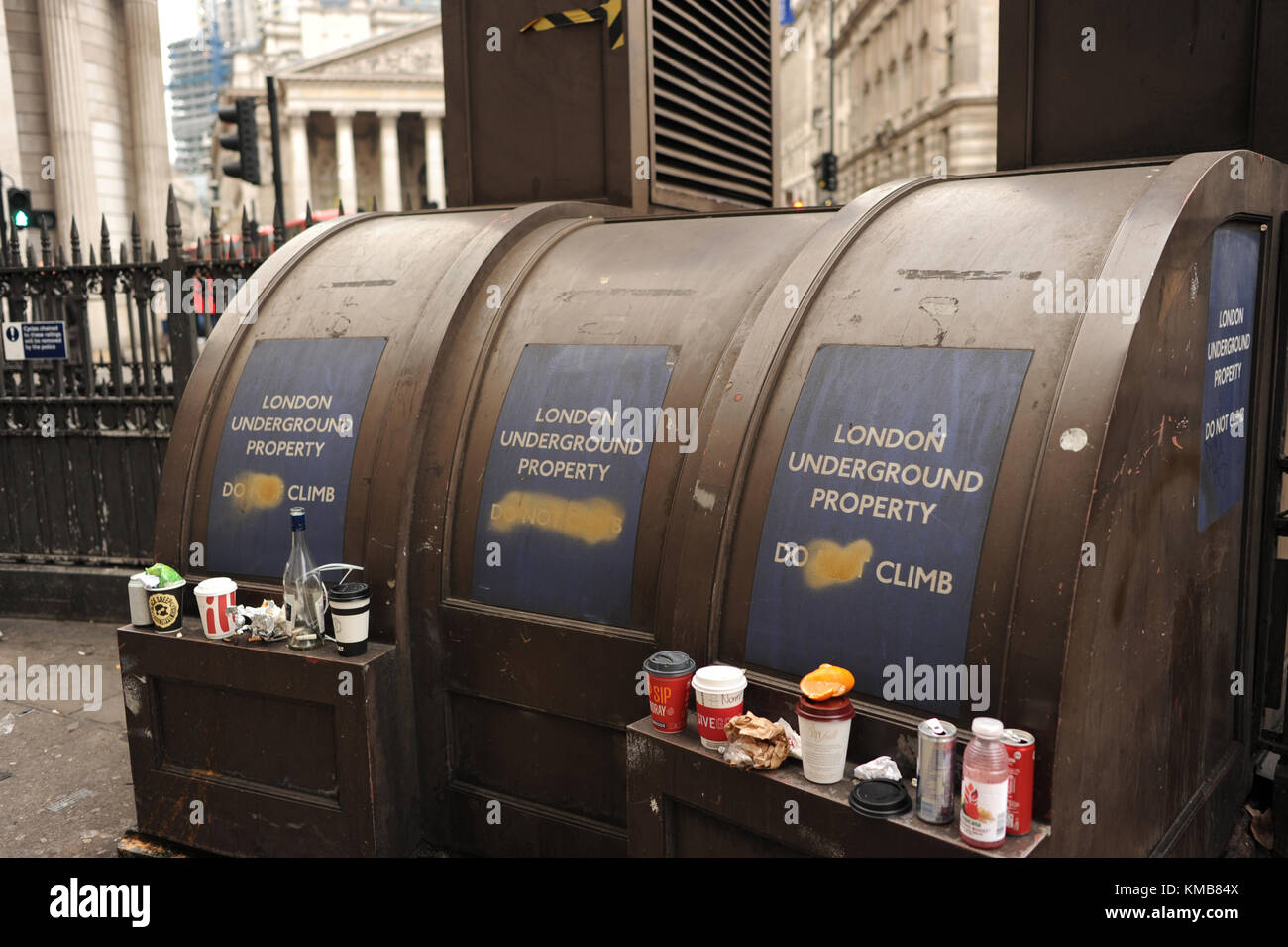 Figliata è oggetto di dumping al di fuori di stazione della metropolitana di Bank a Londra in Inghilterra Foto Stock