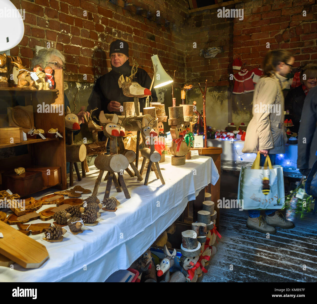 Pressione di stallo di natale di vendita predisposto in legno doni ivi comprese le renne a Rode Hall, Cheshire, Regno Unito. Foto Stock