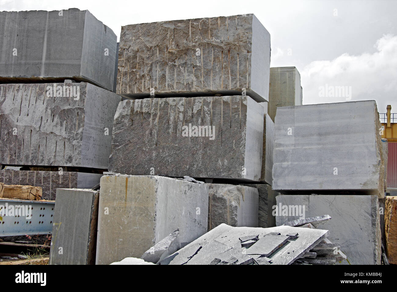 Pile di pesanti pietre di granito estratto dalla cava di pietra naturale. Questi blocchi vengono elaborati mediante il taglio e la lucidatura per rendere la parete e il pavimento in lastre. Foto Stock