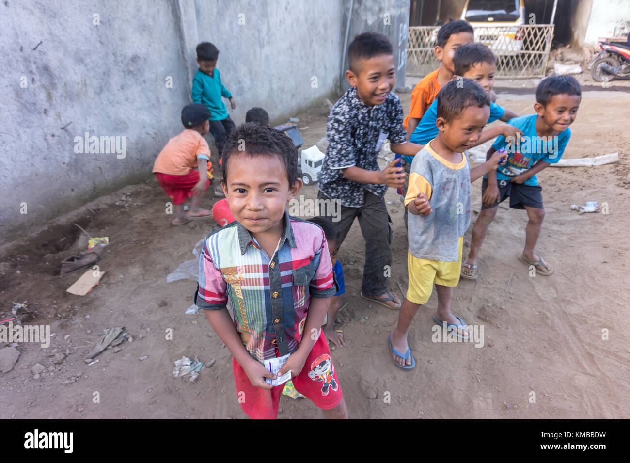 East lombok, agosto 2017: unidentified bambini che giocavano nel cortile. Foto Stock