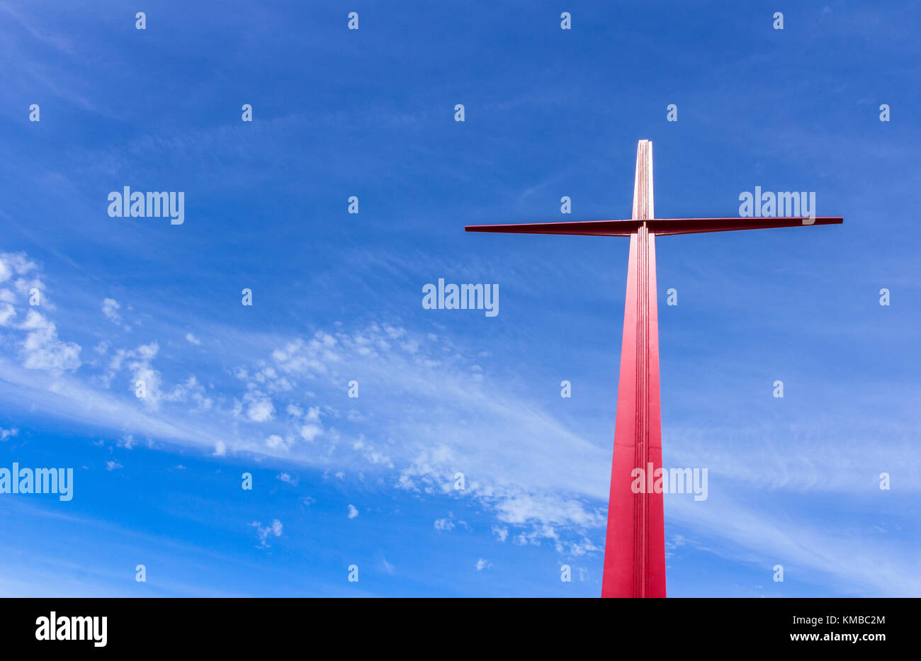 Rosso grande croce cristiana sul cielo dello sfondo. La simbologia della passione. Pasqua. Foto Stock