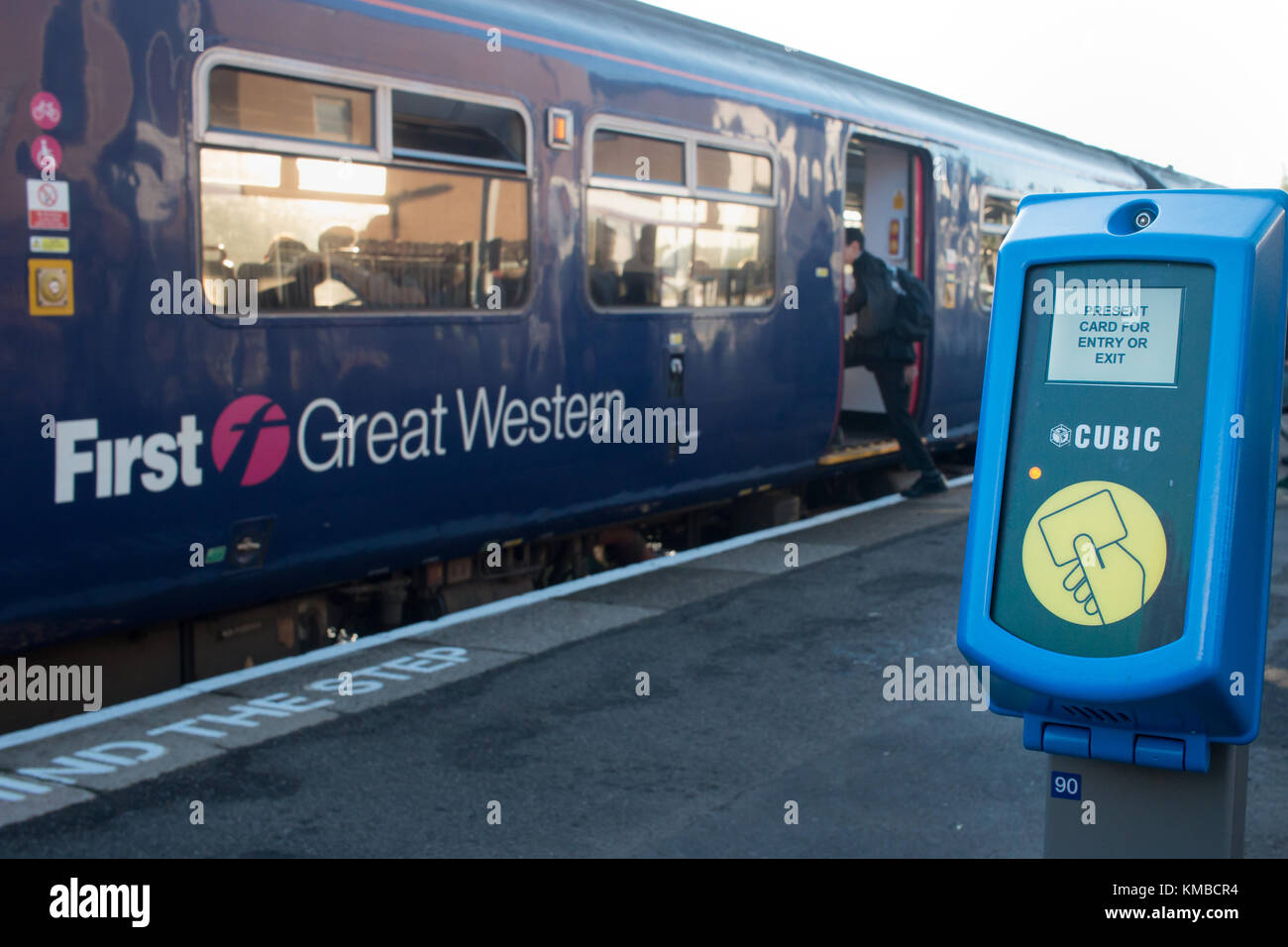 Toccare cubi card ticket terminale di convalida con un treno in background Foto Stock