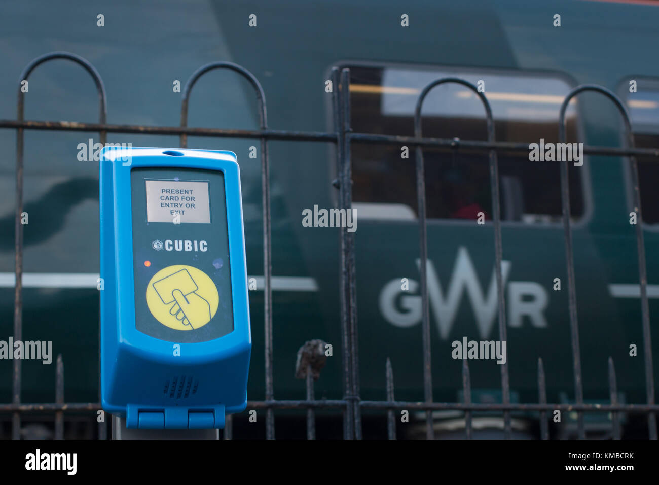 Toccare cubi card ticket terminale di convalida con un treno in background Foto Stock