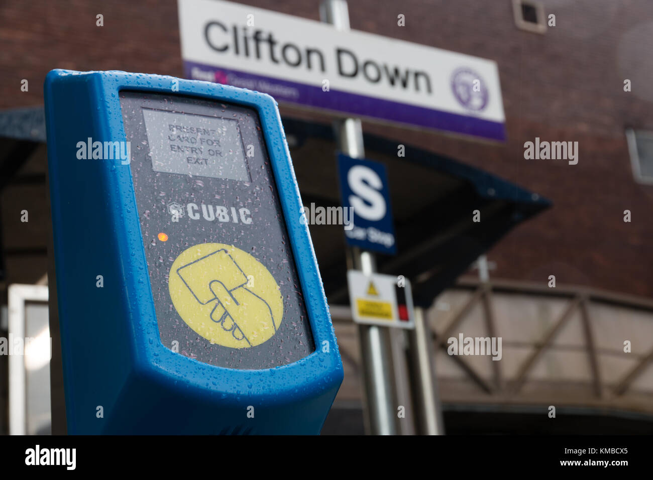 Toccare cubi card ticket terminale di convalida presso la Clifton Down stazione ferroviaria Foto Stock