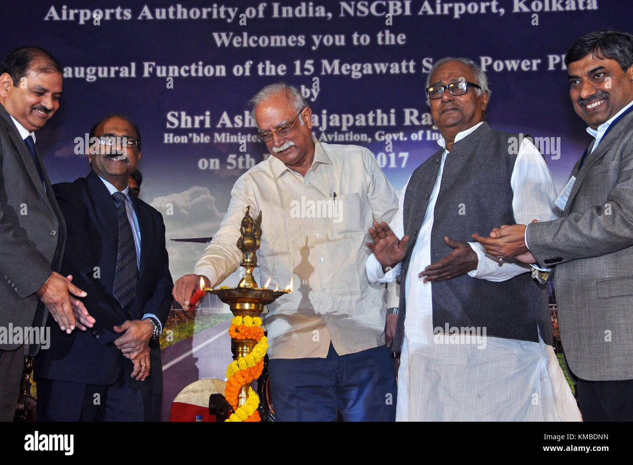 Ministro per l' aviazione civile p ashok gajapathi raju (in centro) con airport direttore, nscbi kolkata, fornitura ATUL dikshit con altri prende parte alla cerimonia di inaugurazione di 15 MW di energia solare impianto di Netaji Subhas Chandra Bose international (nscbi) aeroporto su dicembre 5, 2017 in Kolkata. (Foto di saikat Paolo / pacific stampa) Foto Stock