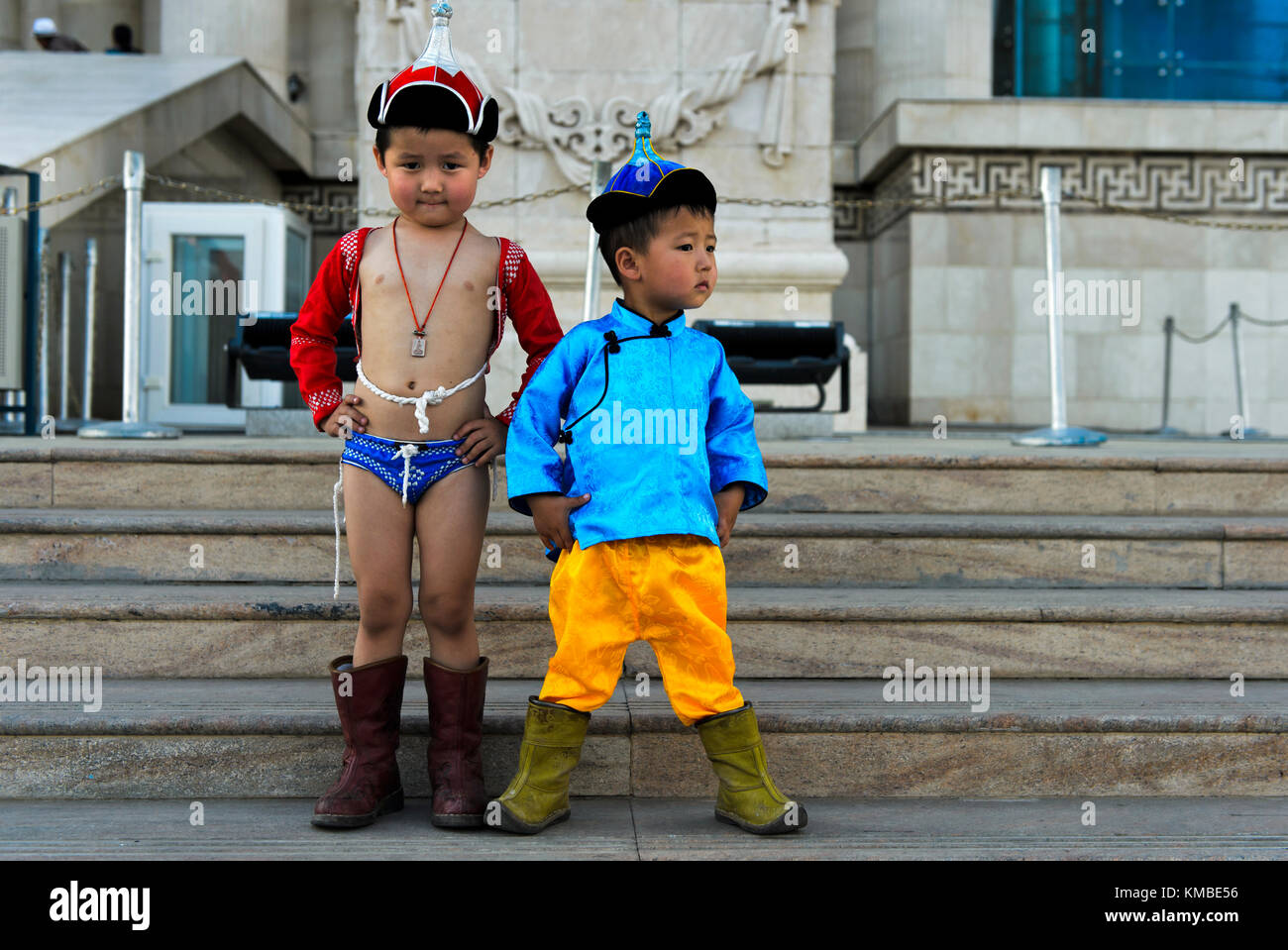 Due ragazzi in posa come tradizionale lottatori nadaam, naadam festival, Ulaanbaatar, in Mongolia Foto Stock