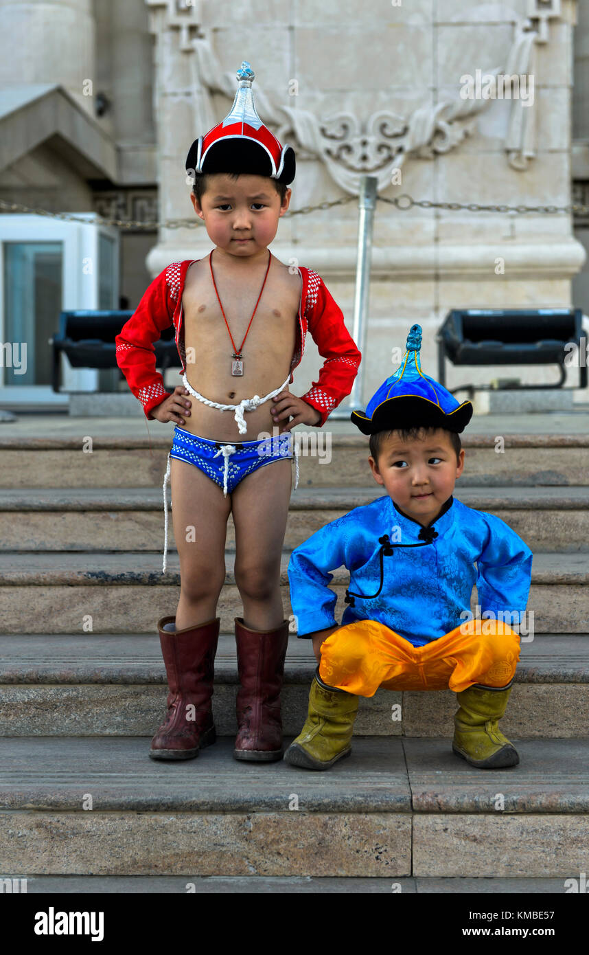 Due ragazzi in posa come tradizionale lottatori nadaam, naadam festival, Ulaanbaatar, in Mongolia Foto Stock