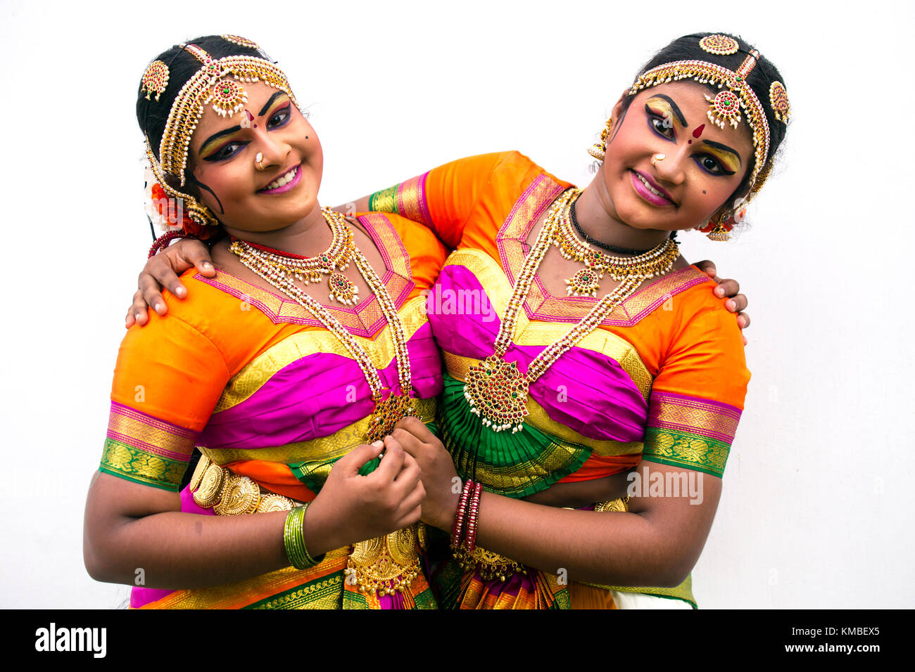 Ritratto di giovani artisti indiani adulti in costume tradizionale durante il festival Thaipusam e le celebrazioni a Georgetown, Penang, Malesia. Foto Stock