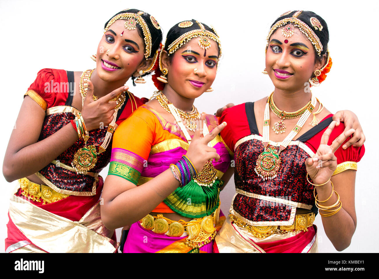 Ritratto di giovani artisti indiani adulti in costume tradizionale durante il festival Thaipusam e le celebrazioni a Georgetown, Penang, Malesia. Foto Stock