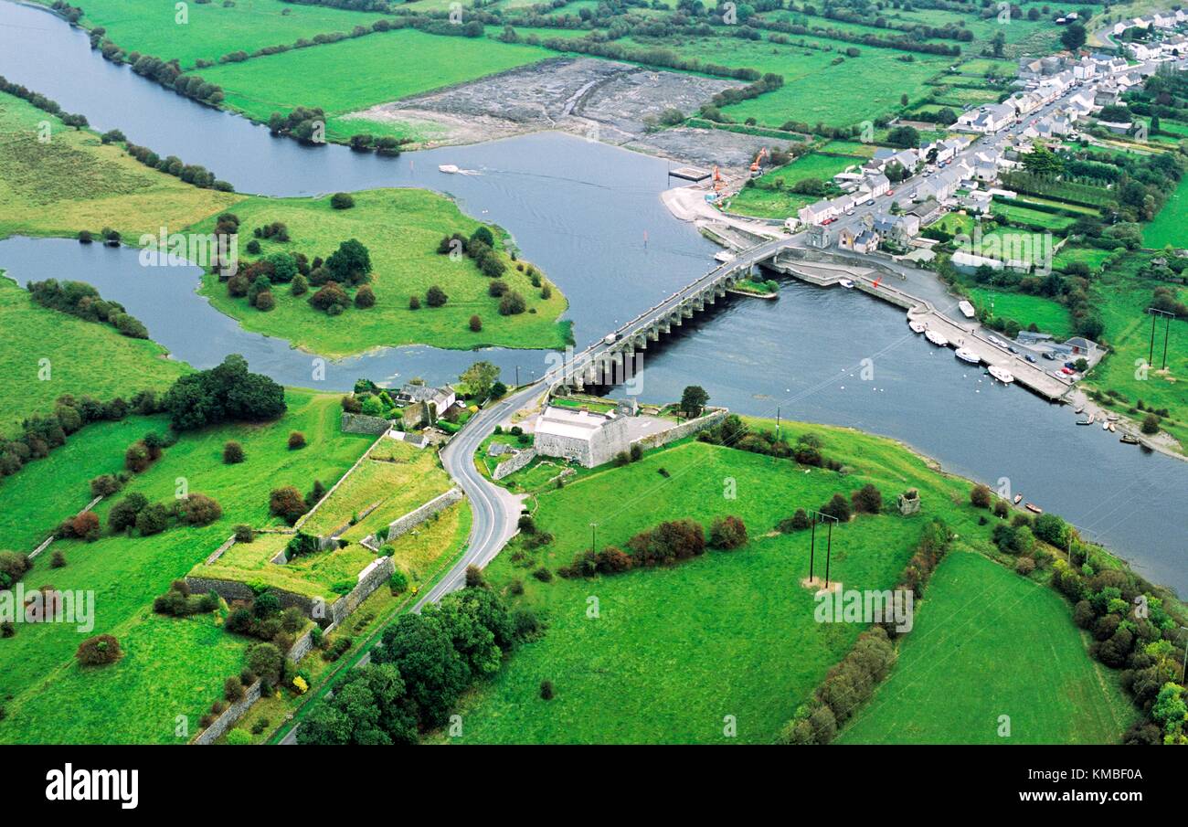 Un eccellente esempio di tete de pont caposaldo militare di difesa. Villaggio di Shannonbridge sul fiume Shannon, nella contea di Offaly, Irlanda Foto Stock