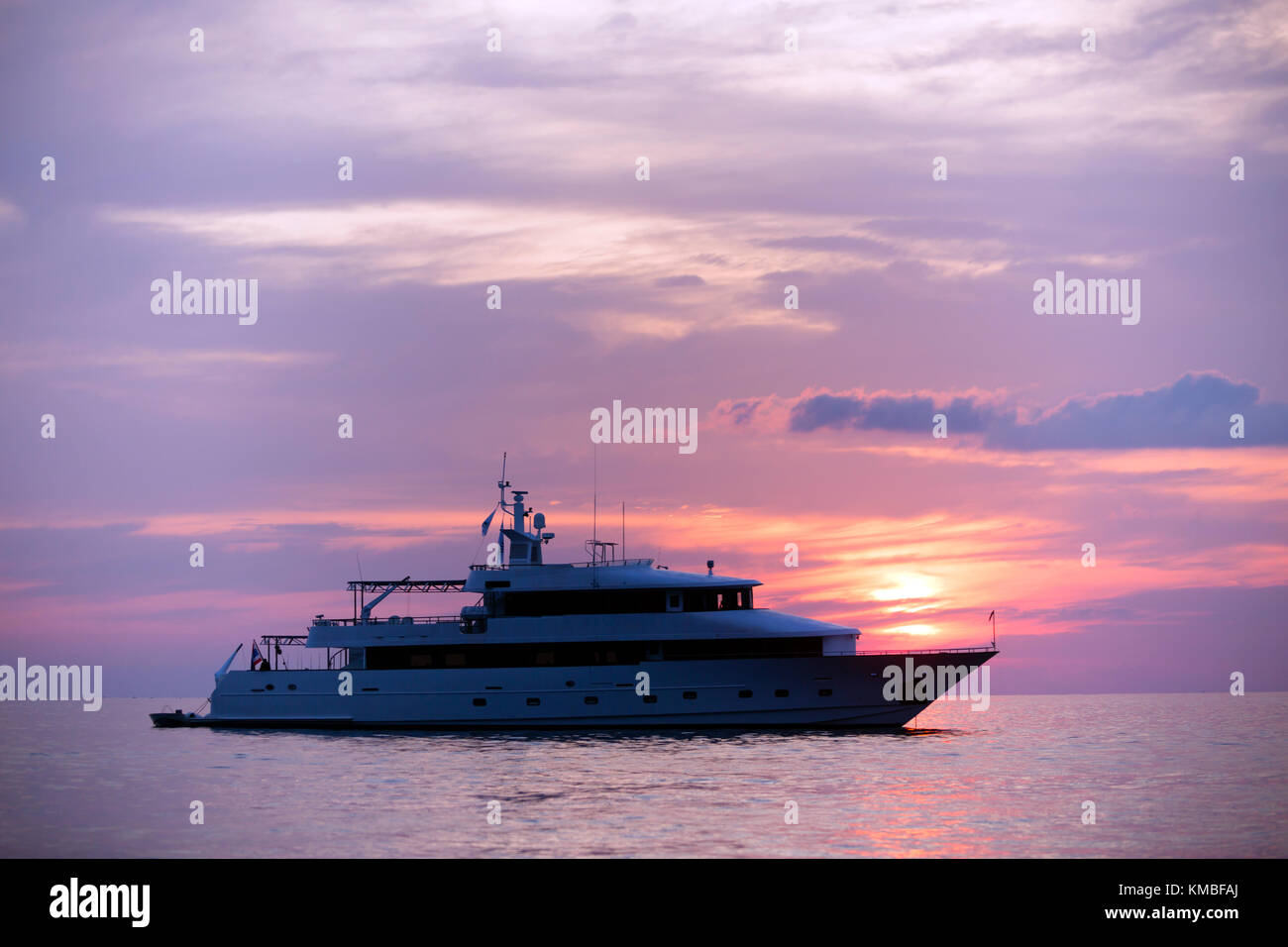 Lussuoso yacht a motore nave crociera sul mare al tramonto a Phuket, Tailandia. Foto Stock