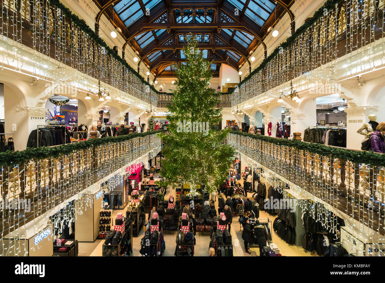 Albero di Natale nell'atrio del grande magazzino Jenners a Edimburgo, Scozia, Regno Unito Foto Stock